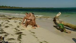 В два члена наказали подругу на пляже!