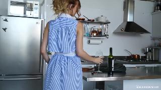 Оливия Престон на кухне