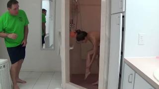 Molly Jane трахается с мужиком в ванной комнате
